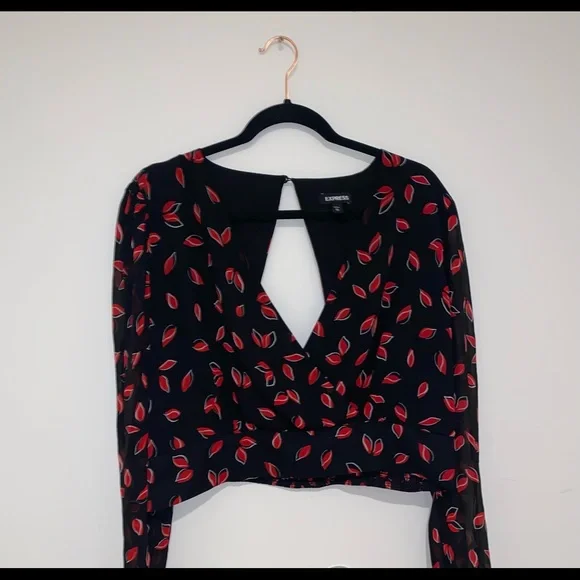 Express printed red and black blouse. - Picture 7 of 12